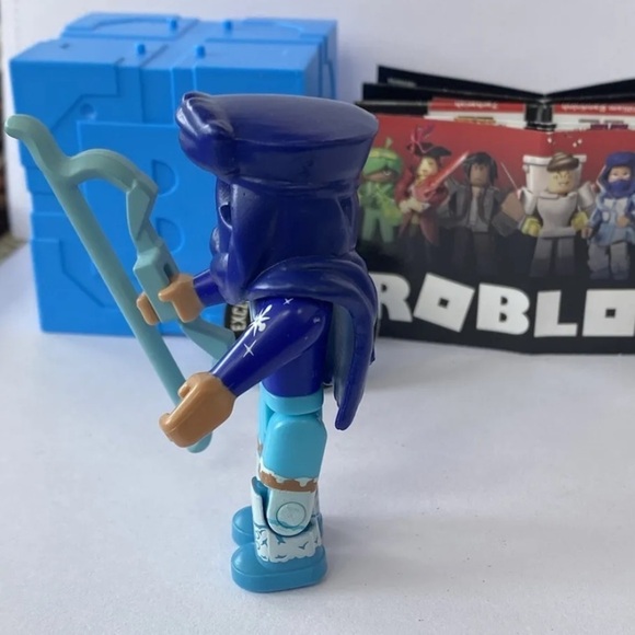 Roblox STAR SORORITY WINTER HUNTER Series 9 Frozen Bow & Quiver Virtual Code Toy - Picture 3 of 10